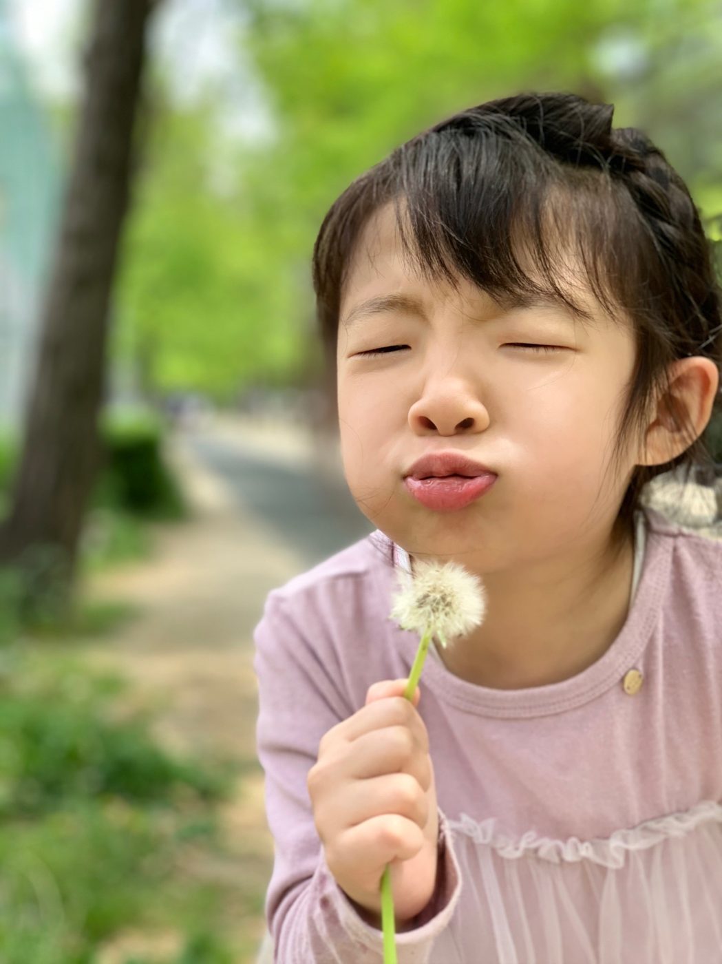 たんぽぽを吹くゆいな