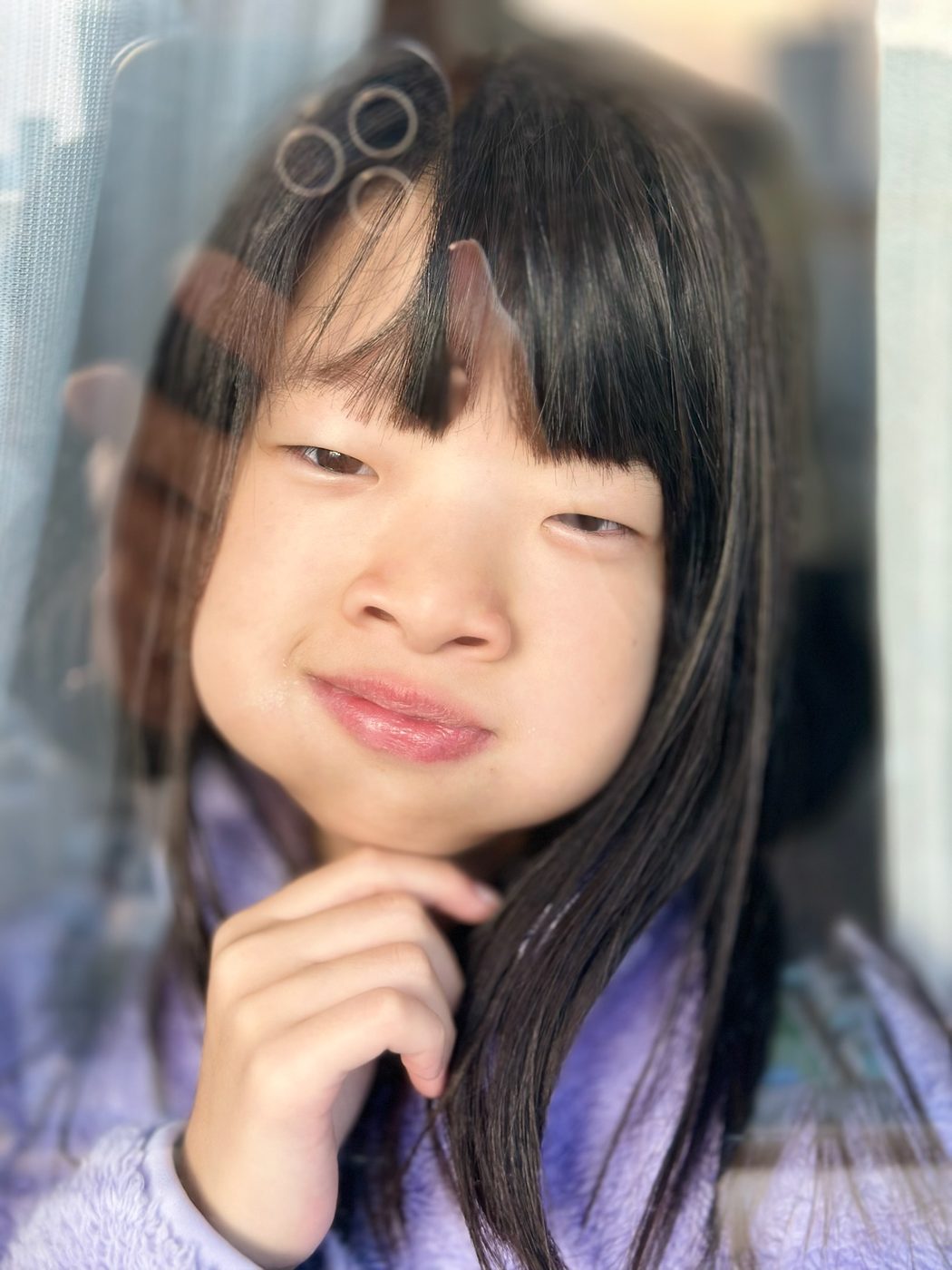 窓越しに写った、指をあごに添えたゆいな