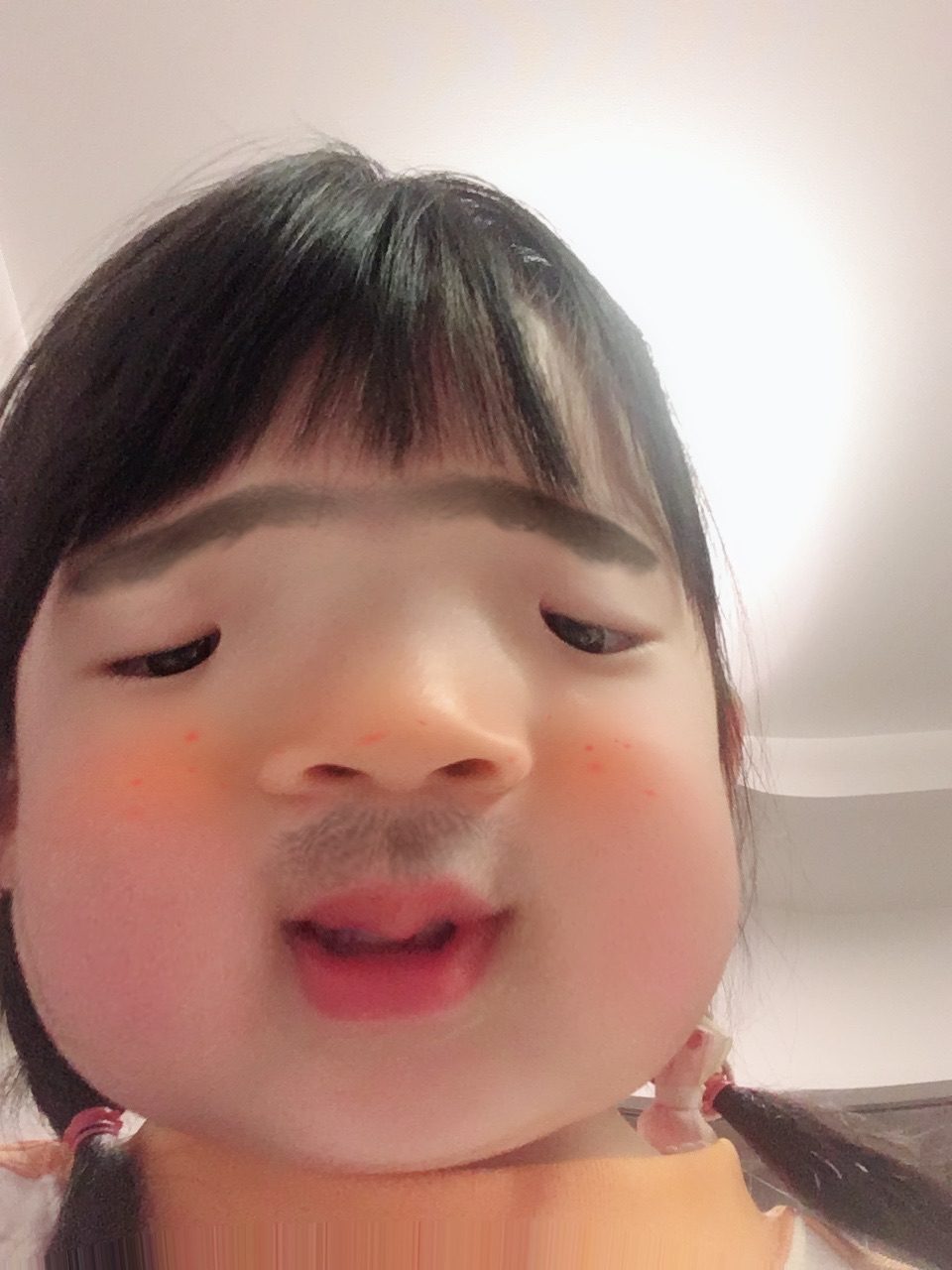 顔を近づけて変顔をするゆいな