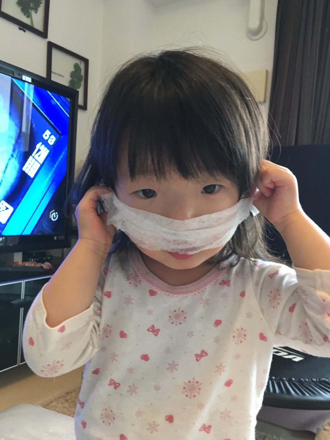 マスクを顔に当てて遊ぶゆいな