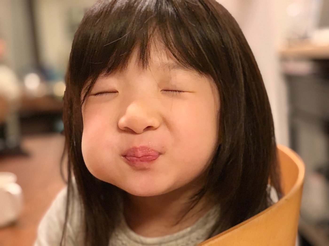 目を閉じてほっぺをふくらませたゆいな