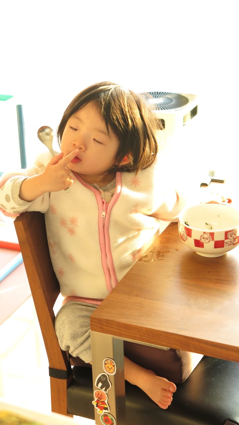 テーブルで指を口元に当てているゆいな